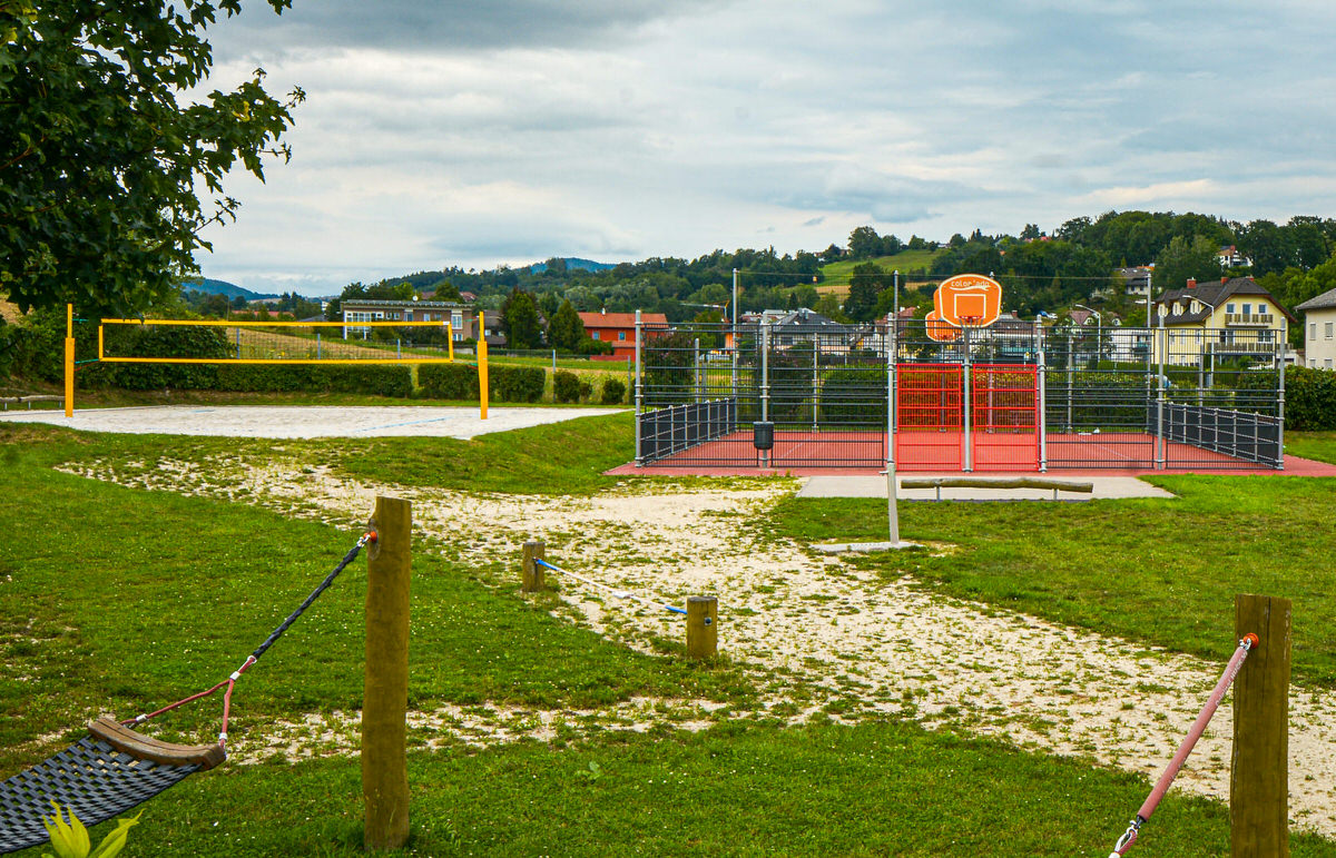 Jugendfreifläche mit Hängematten, Basketballplatz und Volleyballplatz