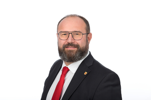 Vizebürgermeister Karl Rainer mit weißem Hemd, roter Krawatte und schwarzen Sakko