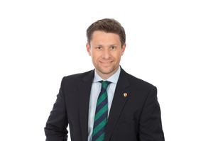 3. Vizebürgermeister Thomas Neidl in dunklem Sakko, hellem Hemd und grün-blauer Krawatte