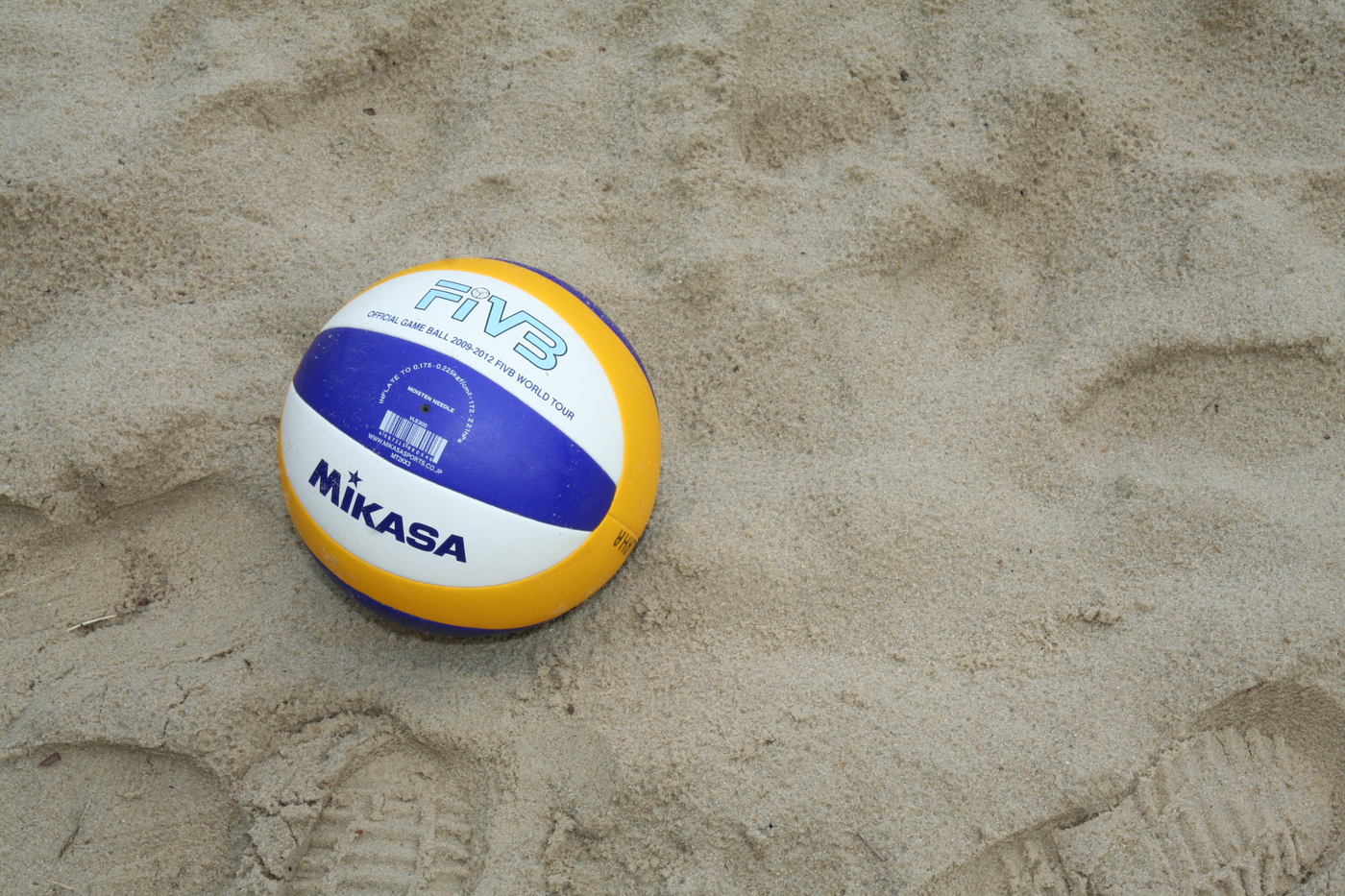 Volleyball liegt im Sand