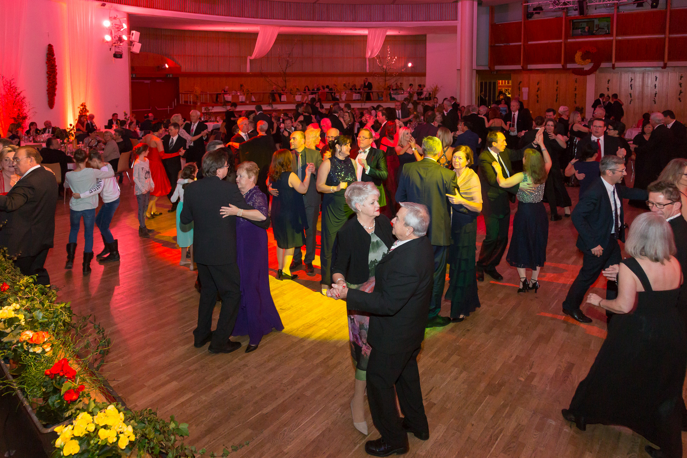 Tanzfläche der Kürnberghalle mit einigen tanzenden Paaren