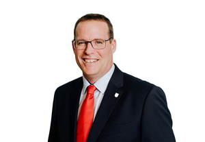 Stadtrat Armin Brunner mit schwarzem Sakko, weißen Hemd und roter Krawatte