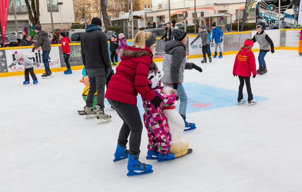 Eislaufen und Eisstockschießen am neuen Stadtplatz