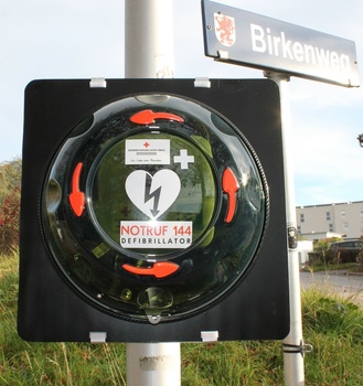 Foto von einem Defibrillator am Birkenweg