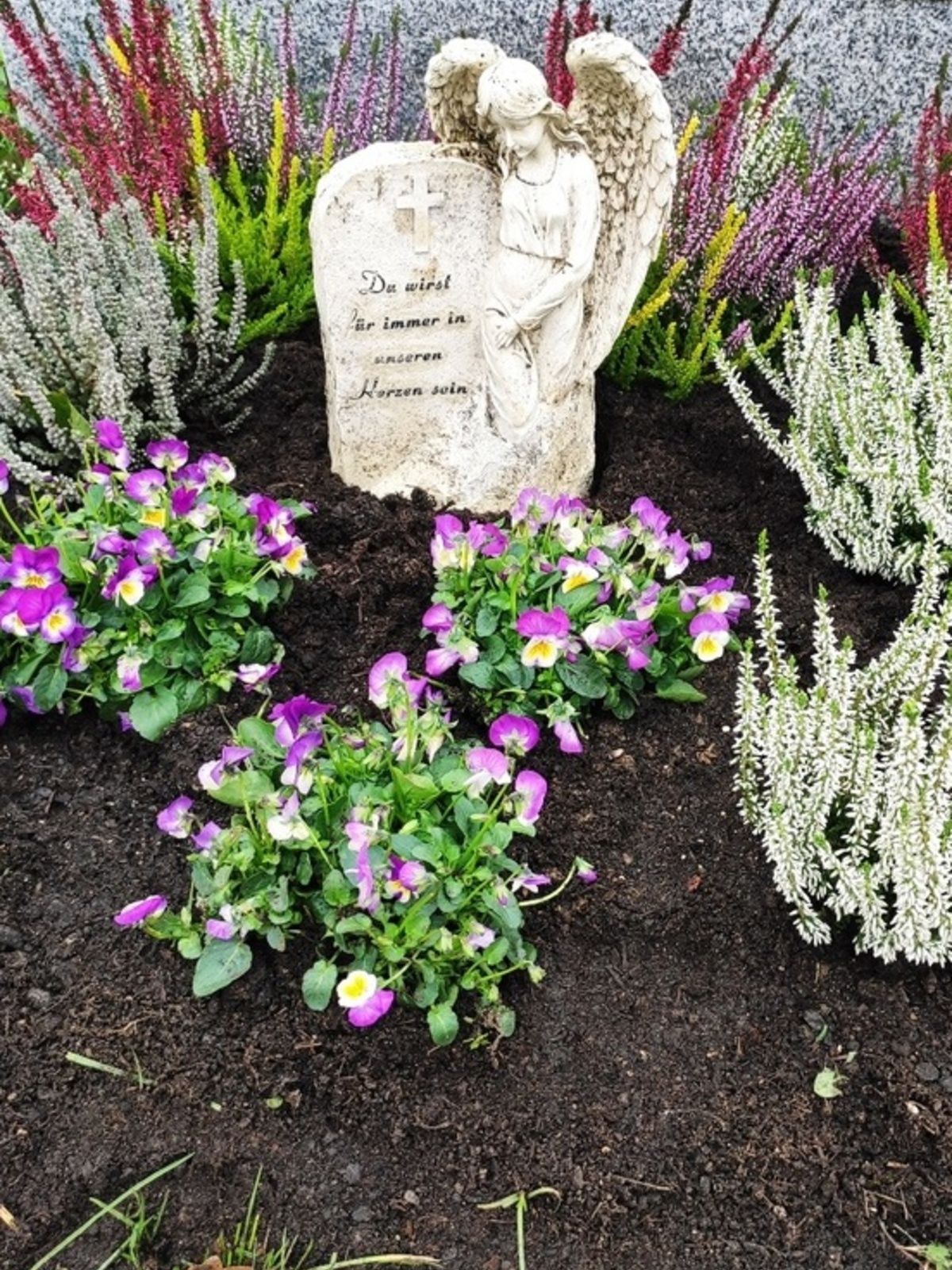 Grab mit neuer Bepflanzung und einer Engelsfigur
