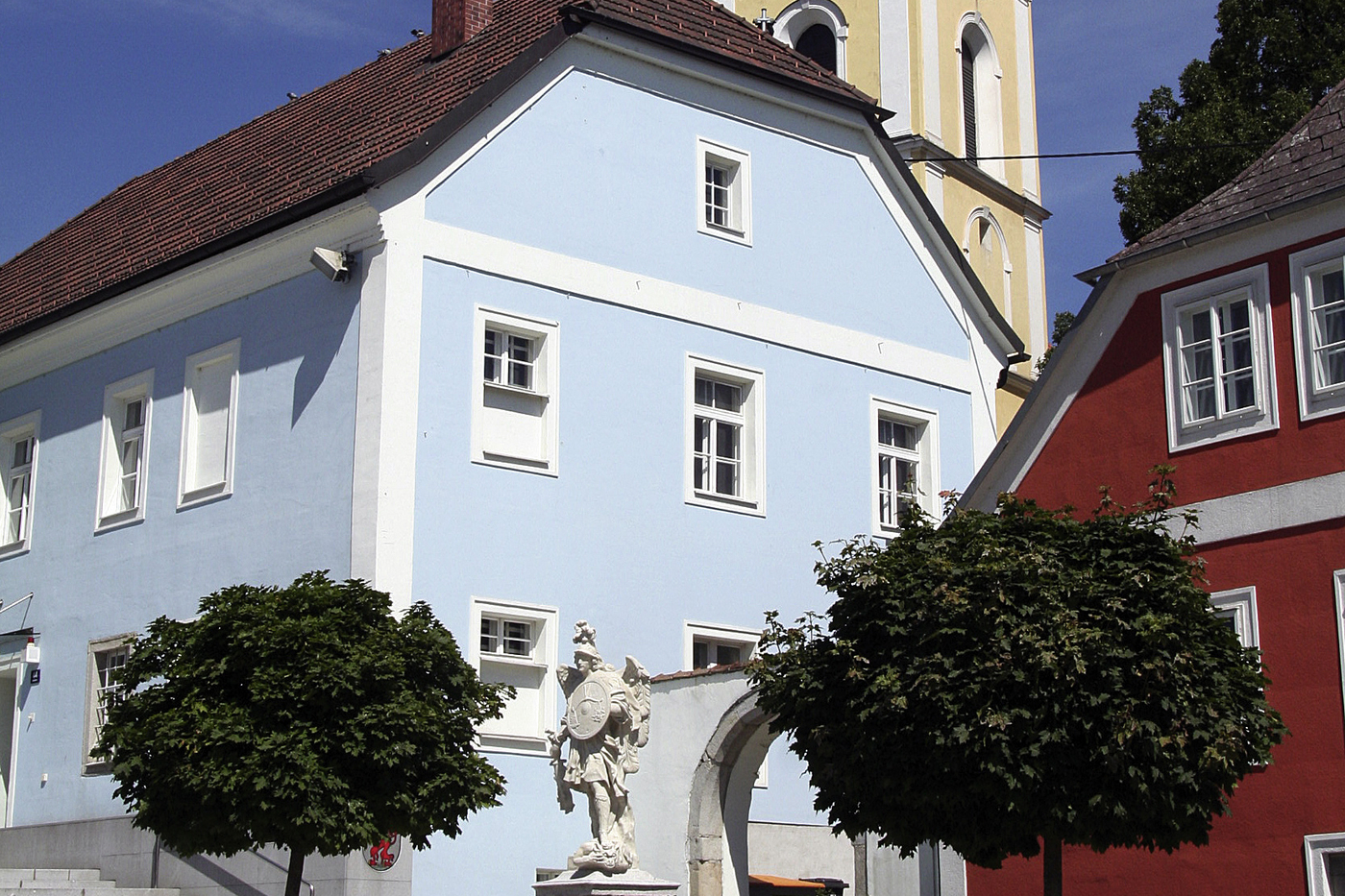 blaues Haus vor Kirche