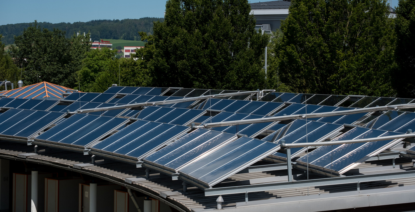 Photovoltaikanlage auf dem Dach eines Gebäudes
